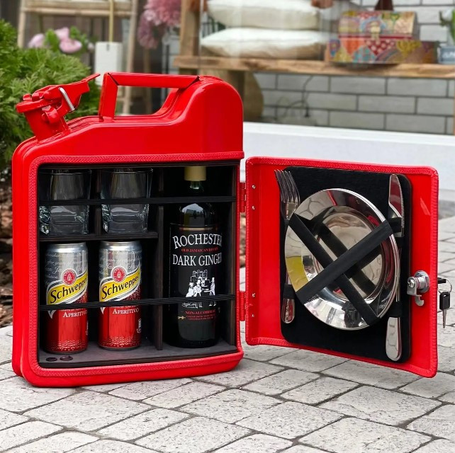 Каністра-бар 10 л в червоному кольорі з посудом - оригінальний подарунок на день народження, фото 1