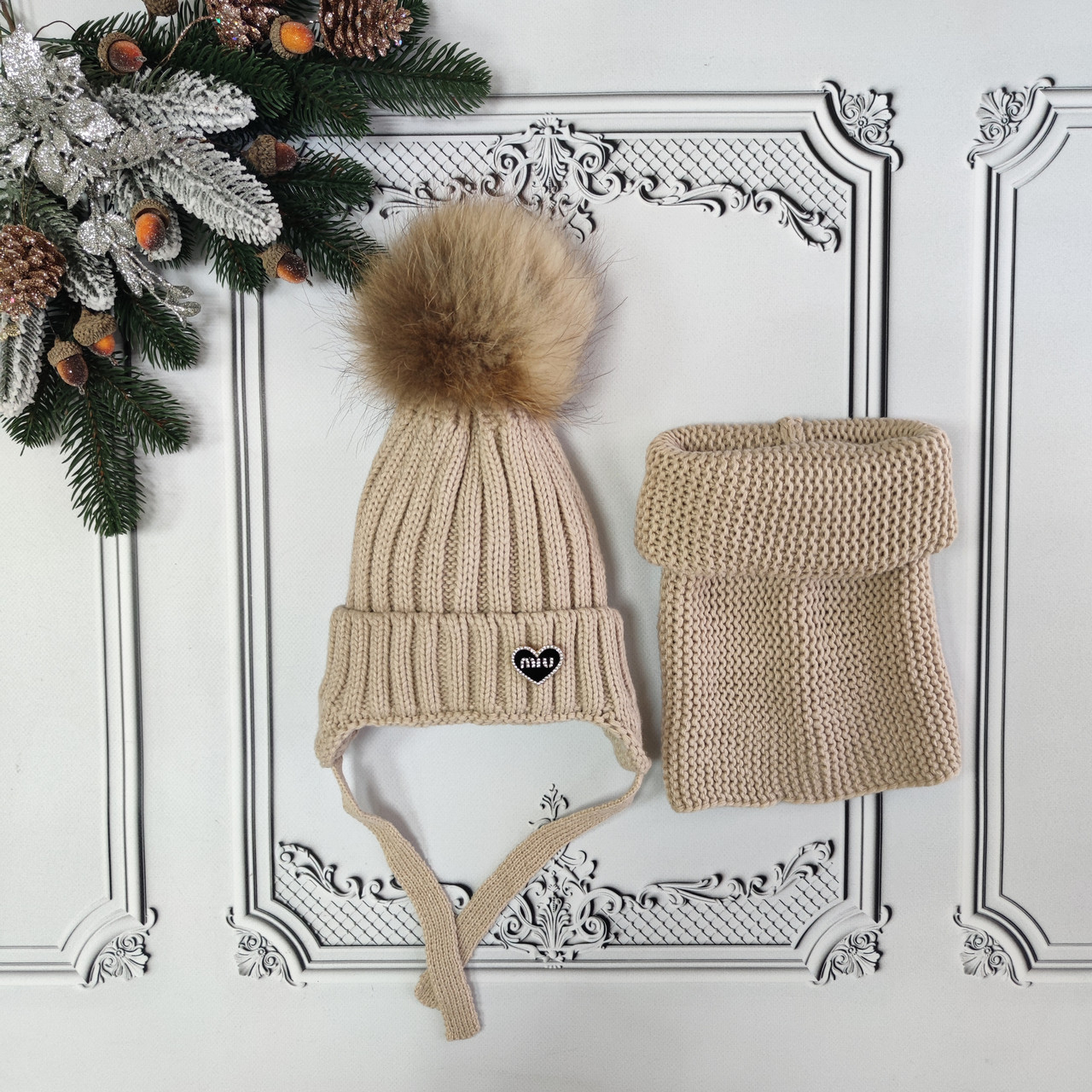 Дитяча бежева в'язана зимова шапка із зав'язками, комплект зі снудом, баффом, натуральний бубон