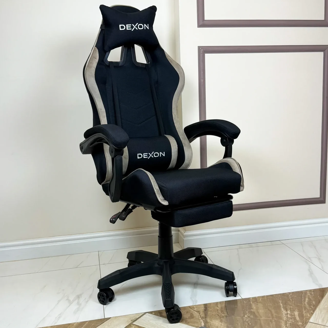 Геймерське ігрове крісло комп'ютерне DEXON ONYX з підставкою для ніг з тканини та велюру спортивне для пк розкладне Cofee, фото 1