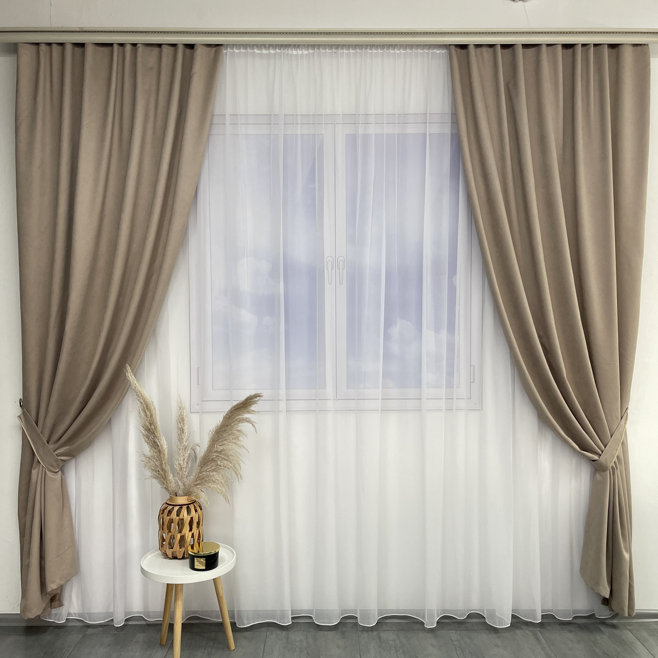 Красиві стильні штори однотонні мікровелюр на тасьмі, комплект готових штор для залу Бежеві, фото 1