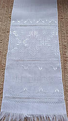 Білий рушник з білою вишивкою та написом “На щастя”