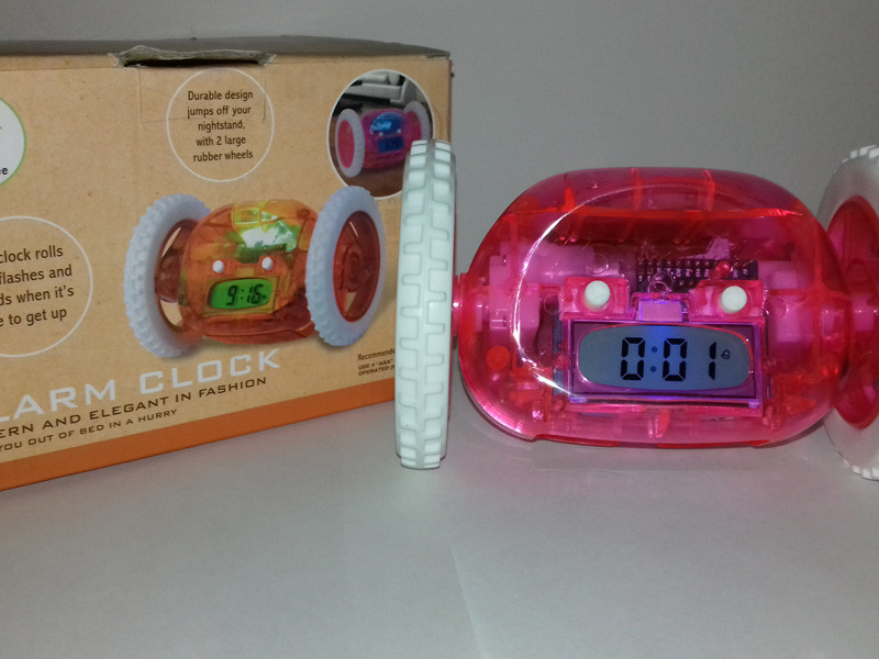 Тікає будильник на колесах