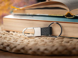 Карабін для ключів з кільцем. Колір чорний. 80х33см