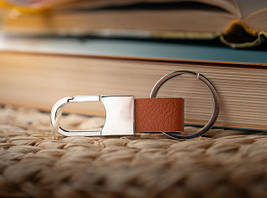 Карабін для ключів з кільцем. Колір коричневий. 75х18х30 мм