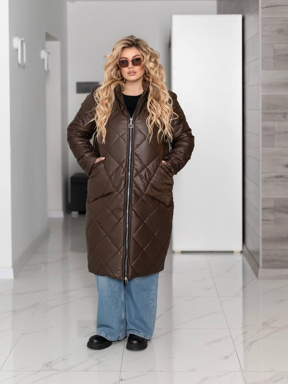 Жіноче тепле стьобане зимове пальто на синтепоні прямого силуету з капюшоном, супер батал великі розміри, фото 1