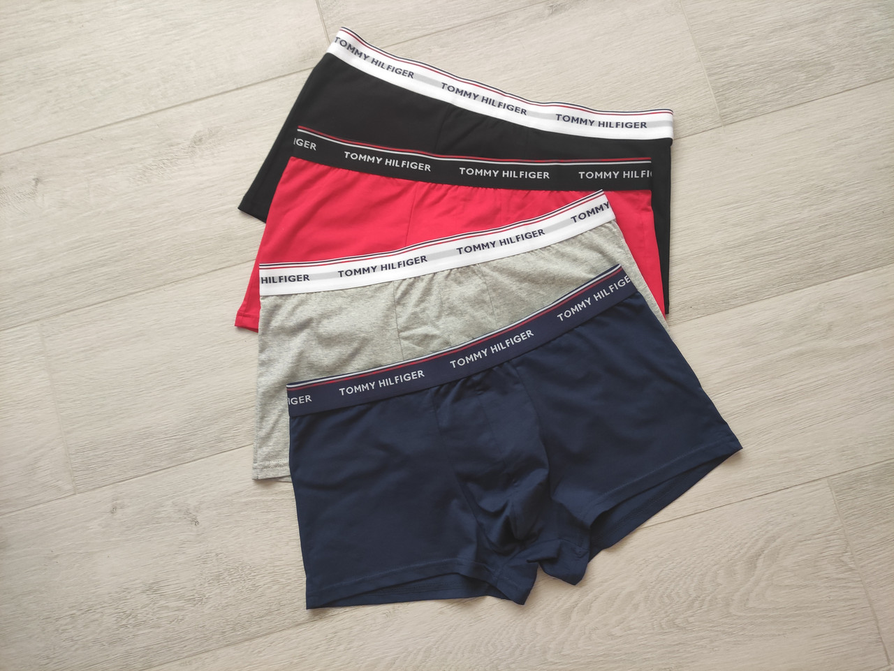 Набір чоловічої білизни Томму НіІІfіgеr із 4 штук хіпсів у подарунковій коробці