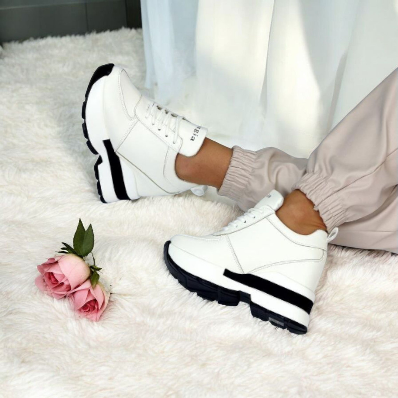 Білі жіночі снікерси на платформі з прихованою танкеткою кросівки спортивні зі шнурівкою, фото 1
