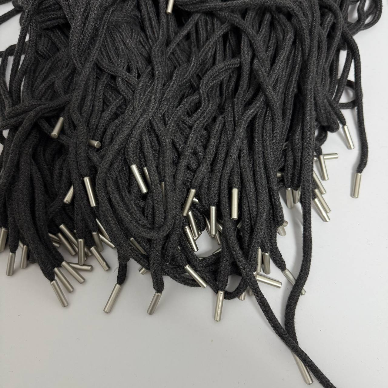 Шнурівка темно сіра, з металевими наконечниками, довжина 140см, фото 1