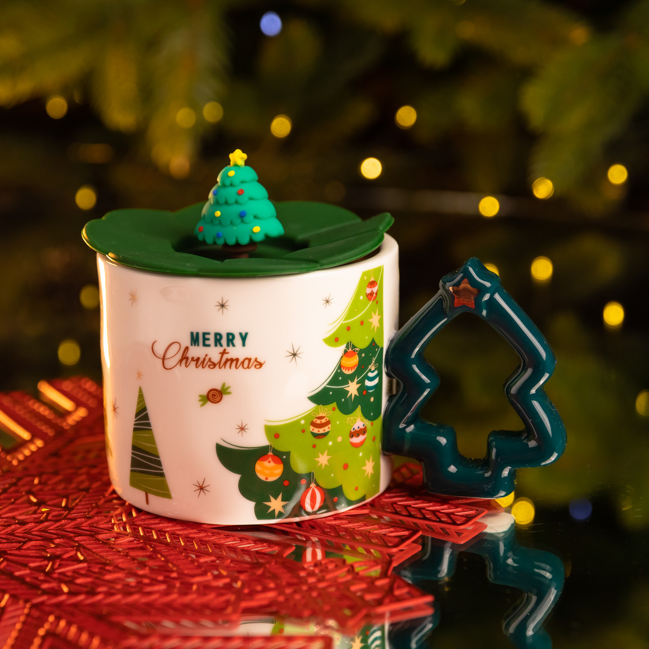Новорічна порцелянова чашка «Святкова ялинка» з кришкою 400 мл Yiwu FM-CS-18B, фото 1