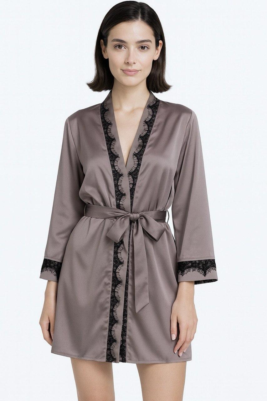 Халат шовковий із мереживом пудрового кольору.