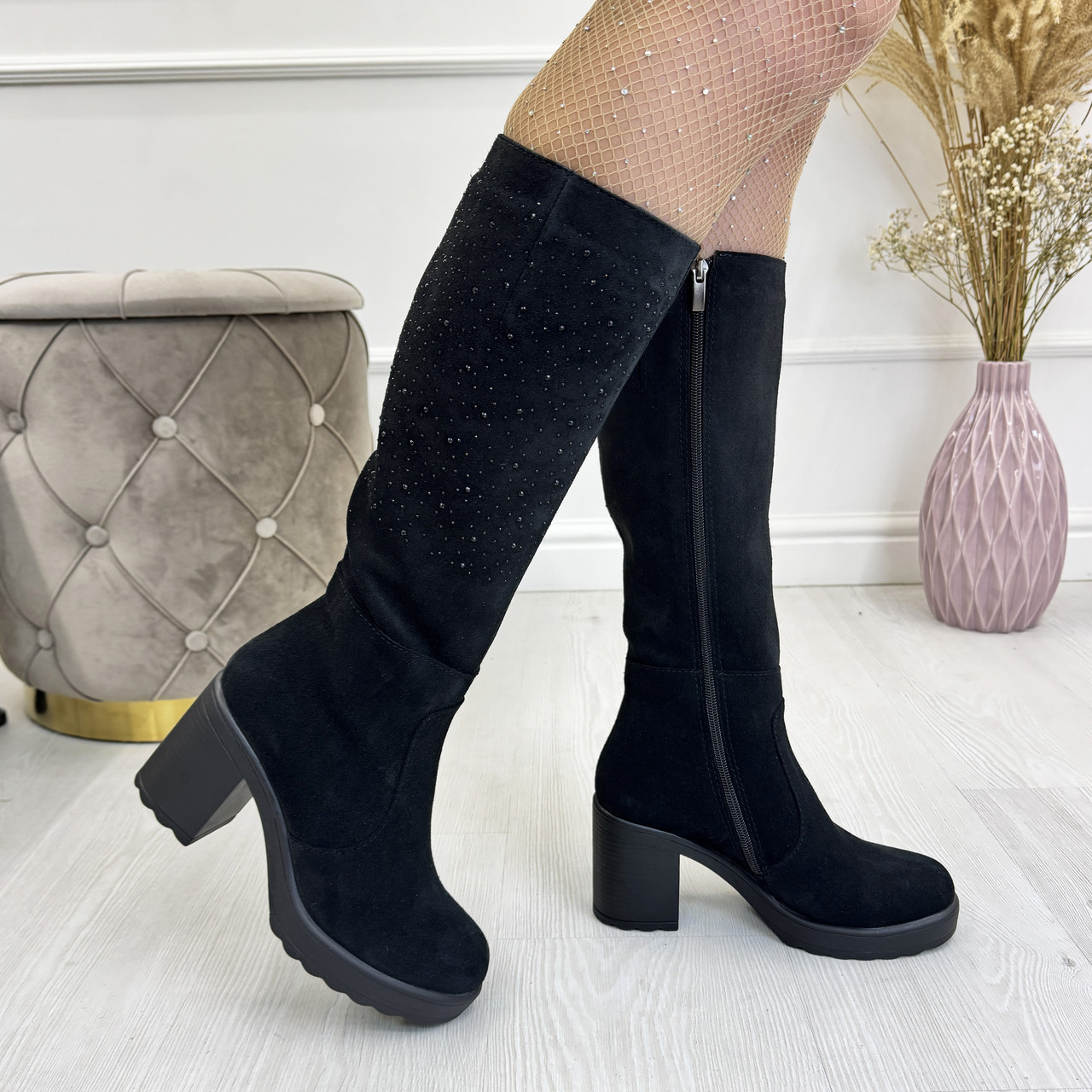 Чоботи замшеві на підборах, декоровані накаткою каменів. Колір чорний, фото 1