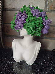 Бюст дівчини зі стабілізованим норвезьким мохом зеленого та фіолетового кольорів