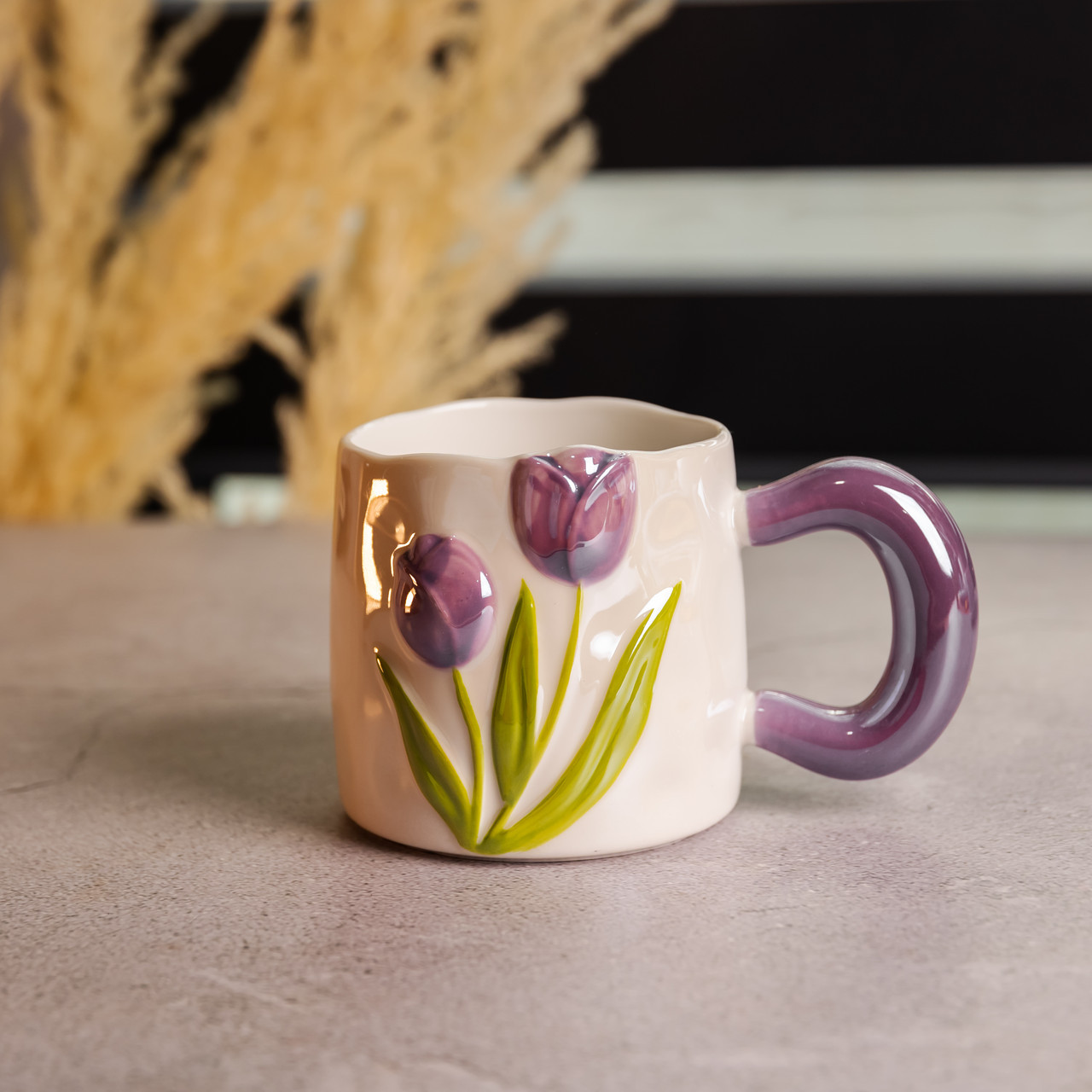 Новорічна порцелянова чашка для чаю та кави "Ніжний Тюльпан" з 3D-декором 400 мл, святкова кружка чашка на подарунок Фіолетовий