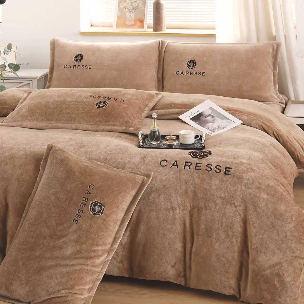 Тепла постільна білизна з візерунком Caresse - простирадло на гумці - Євро