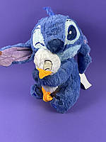 М`яка іграшка M 19854 герой, висота 35 см, обіймає качку, шелесткі елементи на спинці