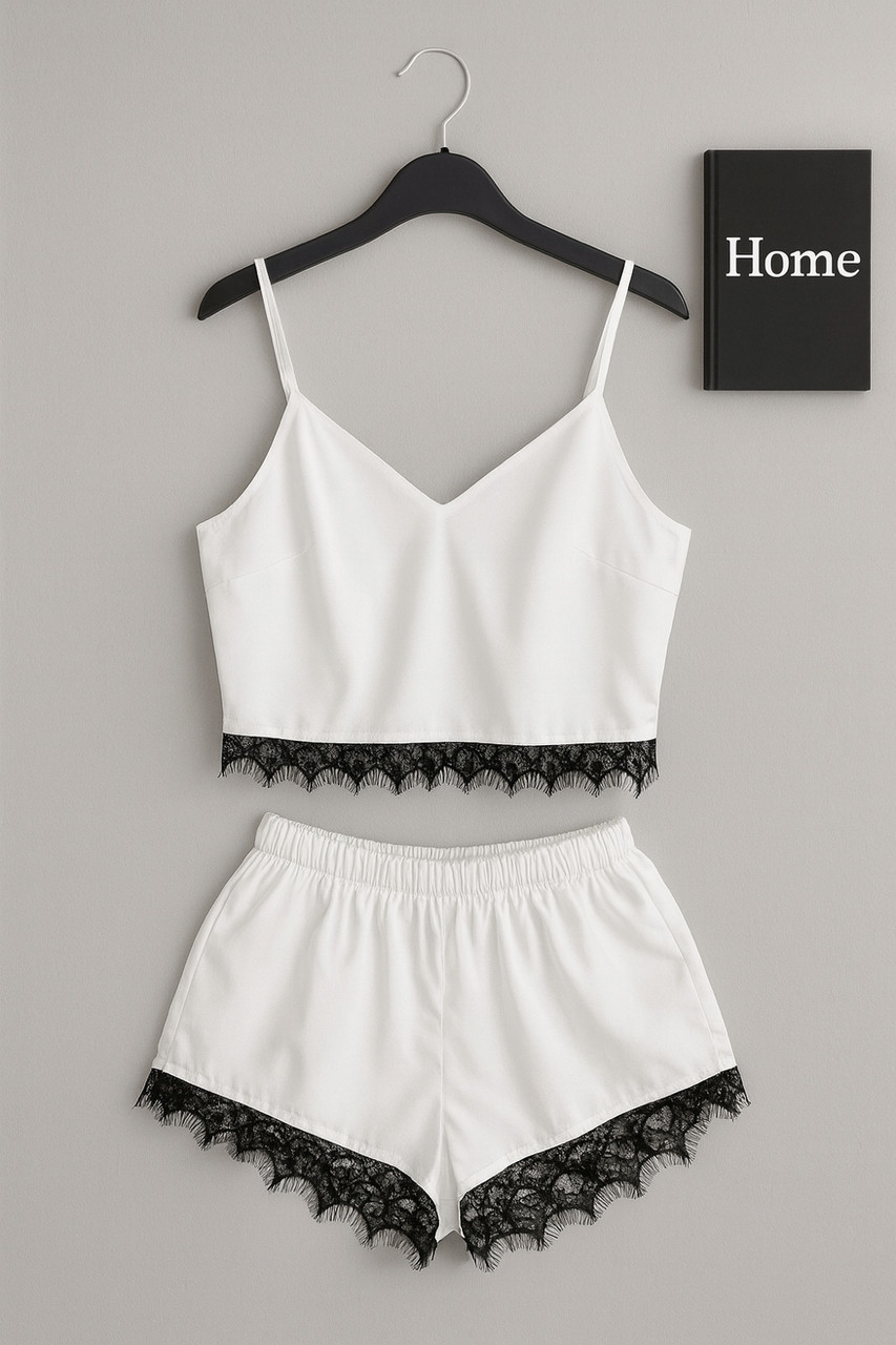 Модний білий комплект із чорним мереживом.