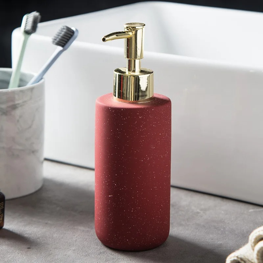 Дозатор керамічний для мила у ванну і кухню 300 мл, диспенсер для рідкого мила і миючого засобу, червоний, фото 1