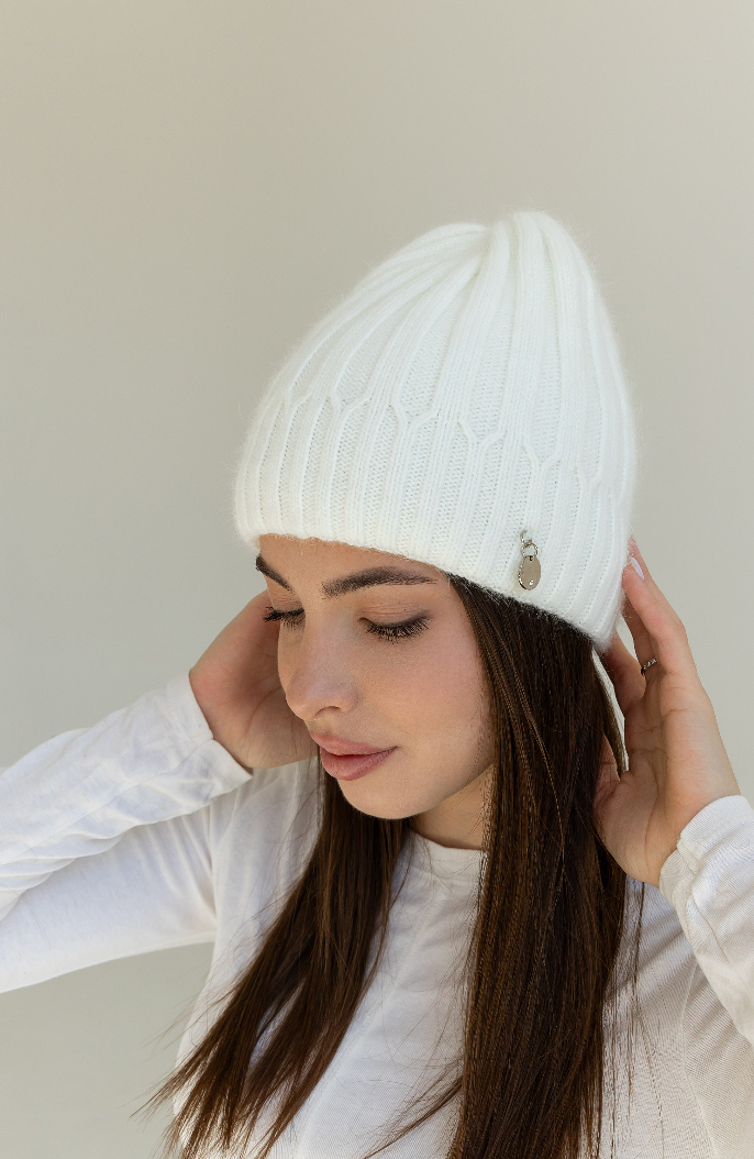 Тепла жіноча шапка "Ангора Рейчел" двошарова з брошкою Білий