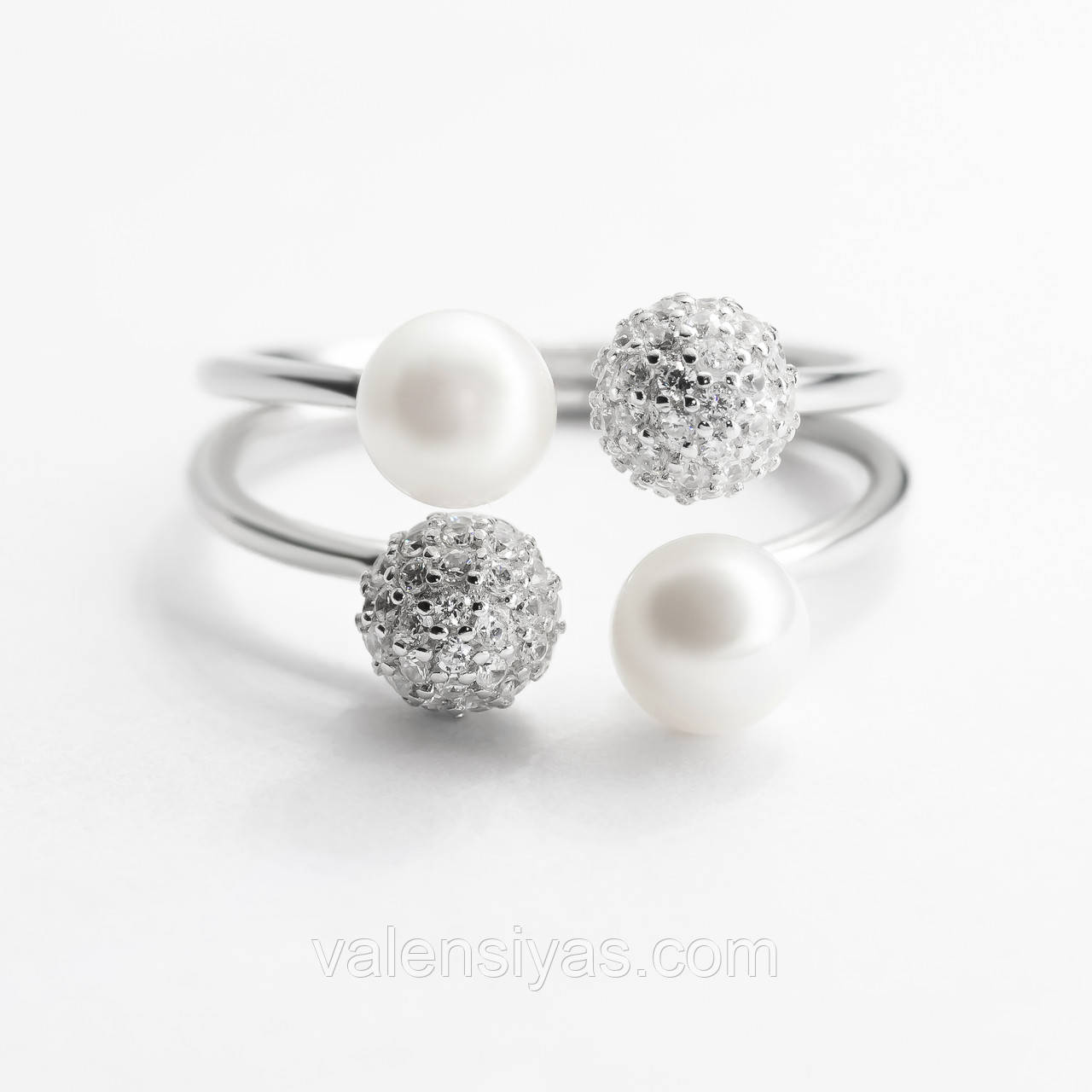 Срібна каблучка з перлами та кулями, Розмір 15,0, Вага: 2.7 г