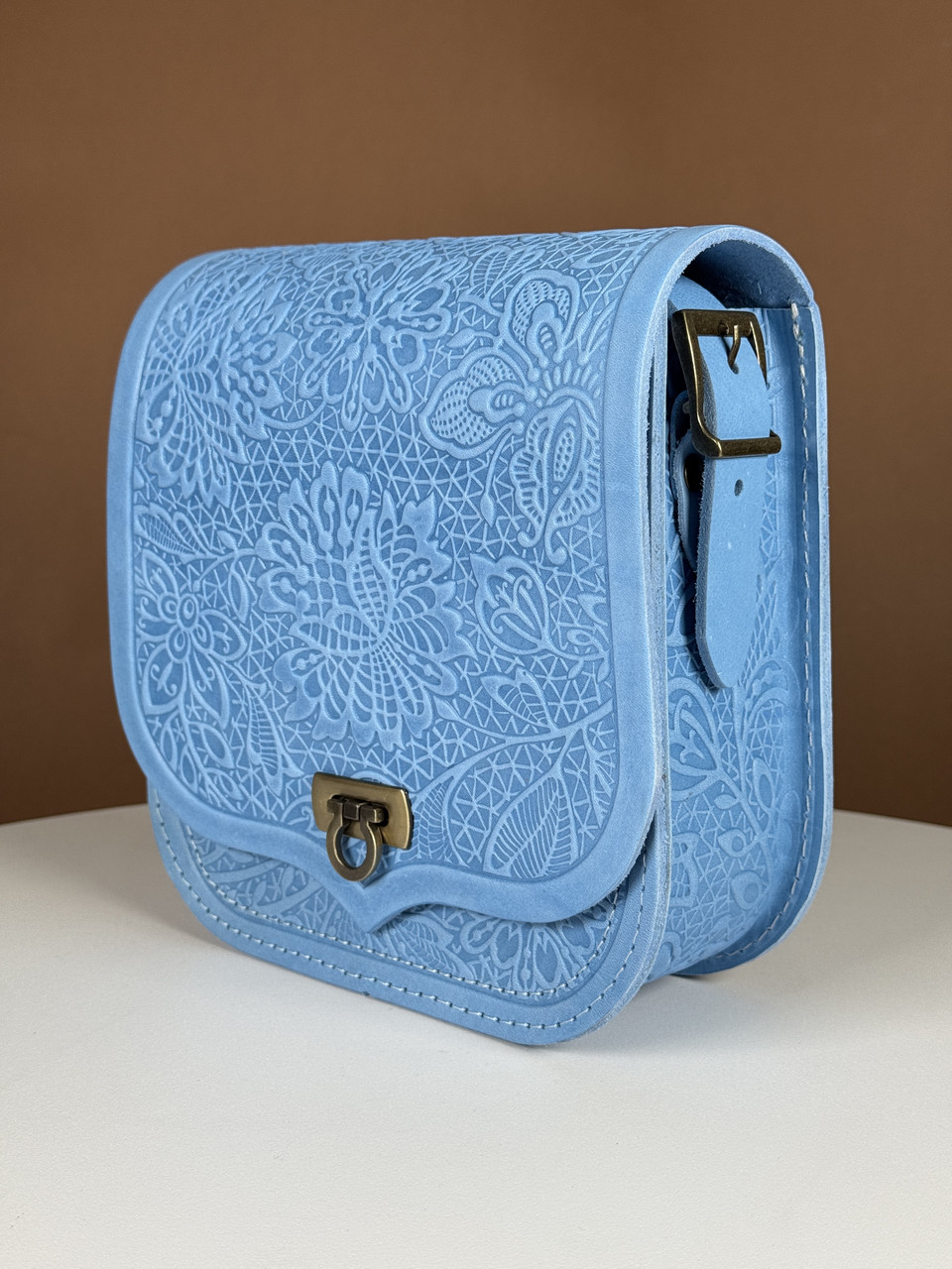 Жіноча шкіряна сумка ручної роботи з тисненим орнаментом «Мереживо», блакитного кольору 20*21*9 см, фото 1