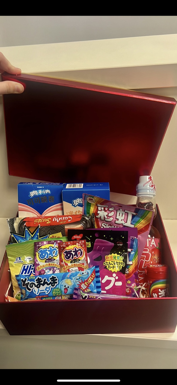 Подарунковий бокс із солодощами в асортименті