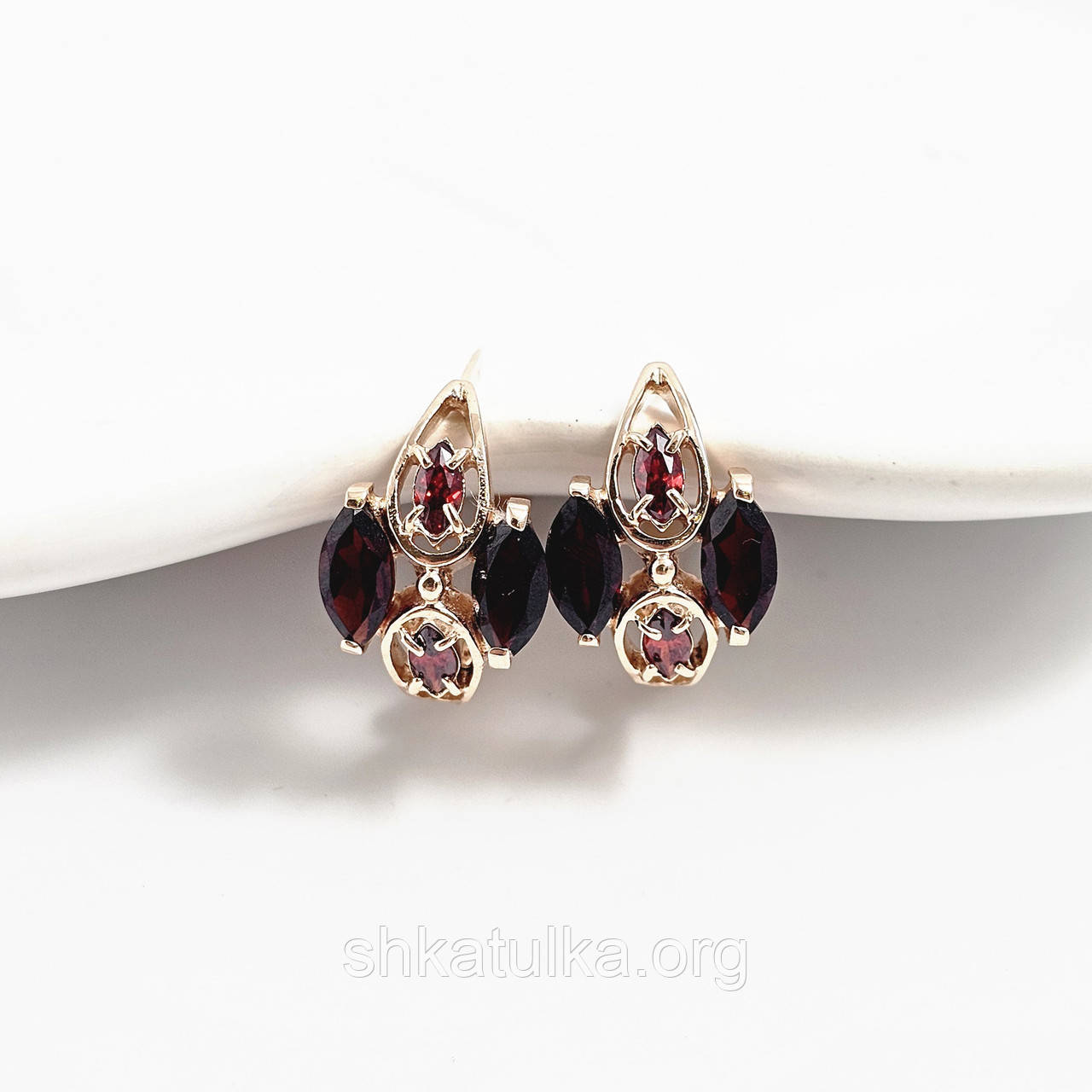 Сережки із золота з гранатами червоного кольору