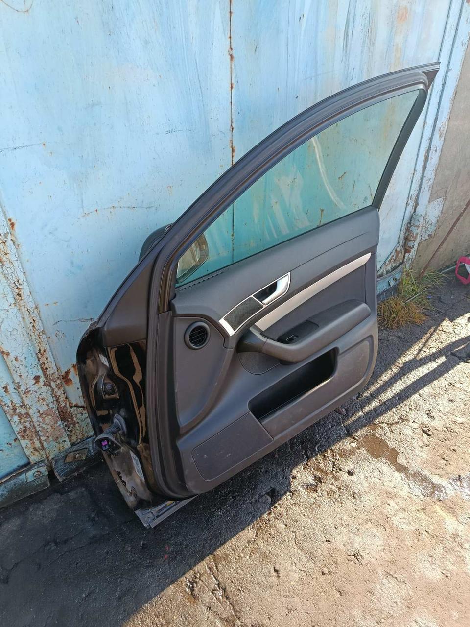 Вітаю зацікавлених на авто розборці Чемпіон !!!<br />
 Предметом оголошення є&nbsp;Дверка Передня Права Audi A6 C6 LY9B Sedan Двері Праві Передні 4F0831052D<br />
 Ціна Вказана за голу Дверку !<br />
 Фактичний стан на фото.&nbsp; Гарантія 14 днів на встановлення та перевірку<br />
 Висилаємо по всій Україні по передоплаті на транспортні витрати!<br />
 Наявність та асортимент на складі постійно змінюються.<br />
 Точні деталі уточняйте по телефону +380973363743 — фото 3