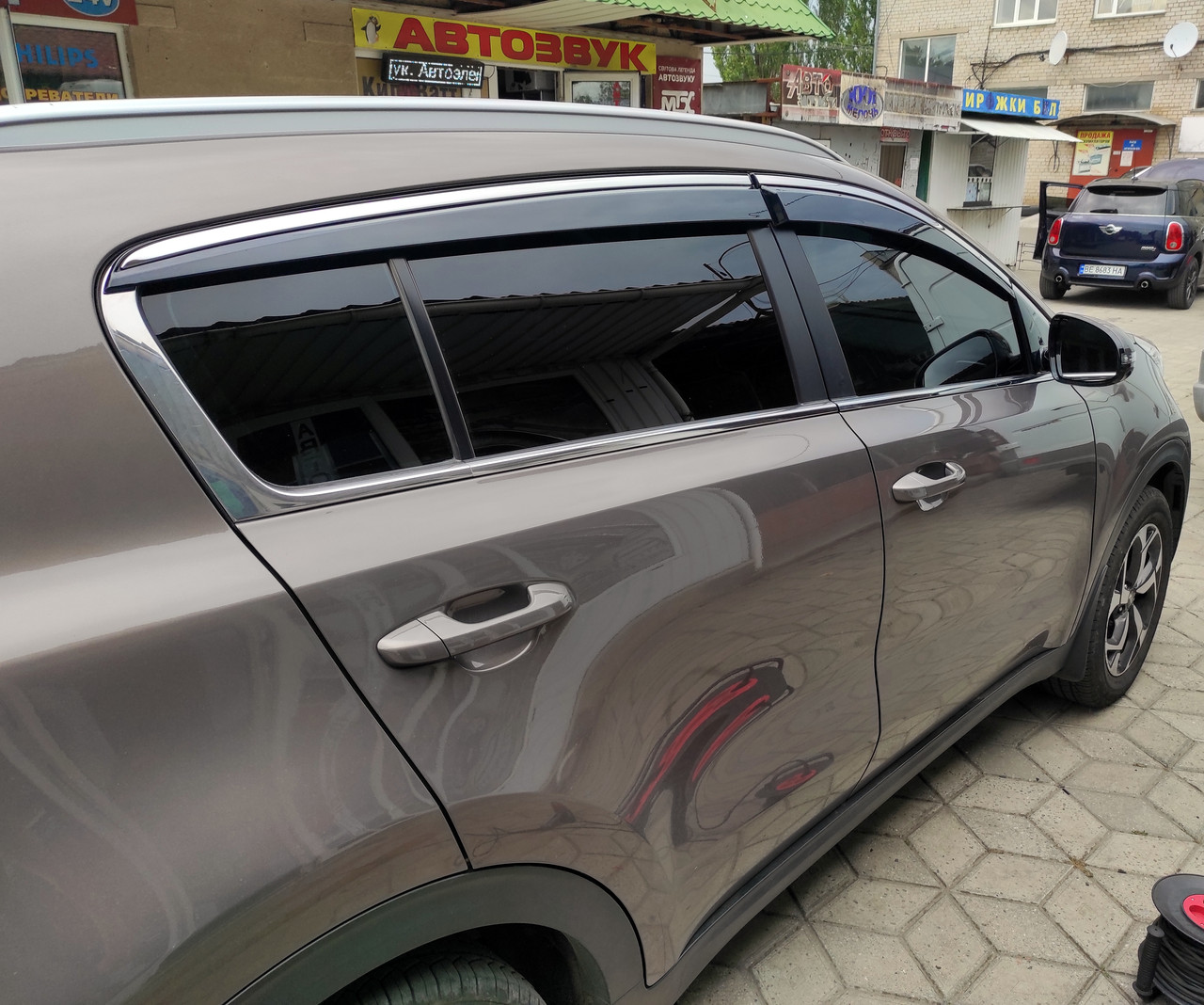 Дефлектори вікон із хром молдингом (вітровики) Kia Sportage IV 2016-2021 (Fly)