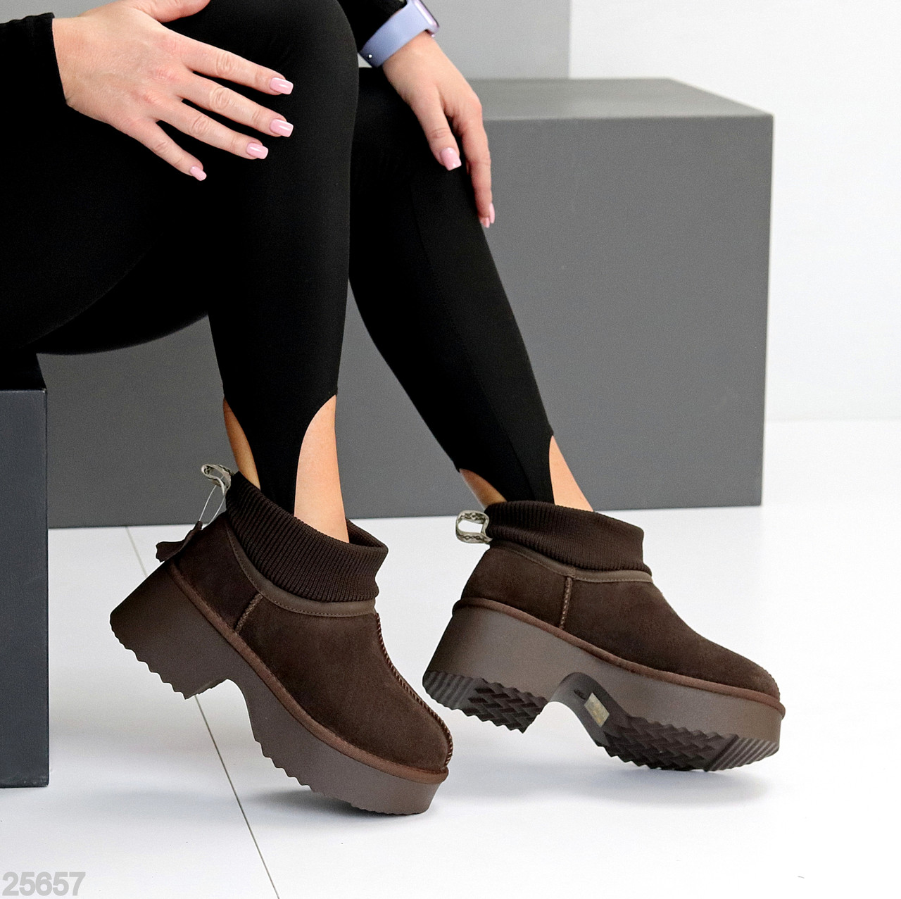 Модні замшеві уггі з манжетом на товстій підошві колір Шоколад, фото 1