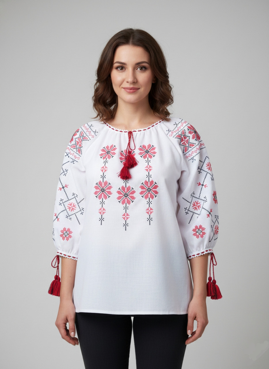 Класична жіноча вишиванка у білому кольорі із геометричним орнаментом