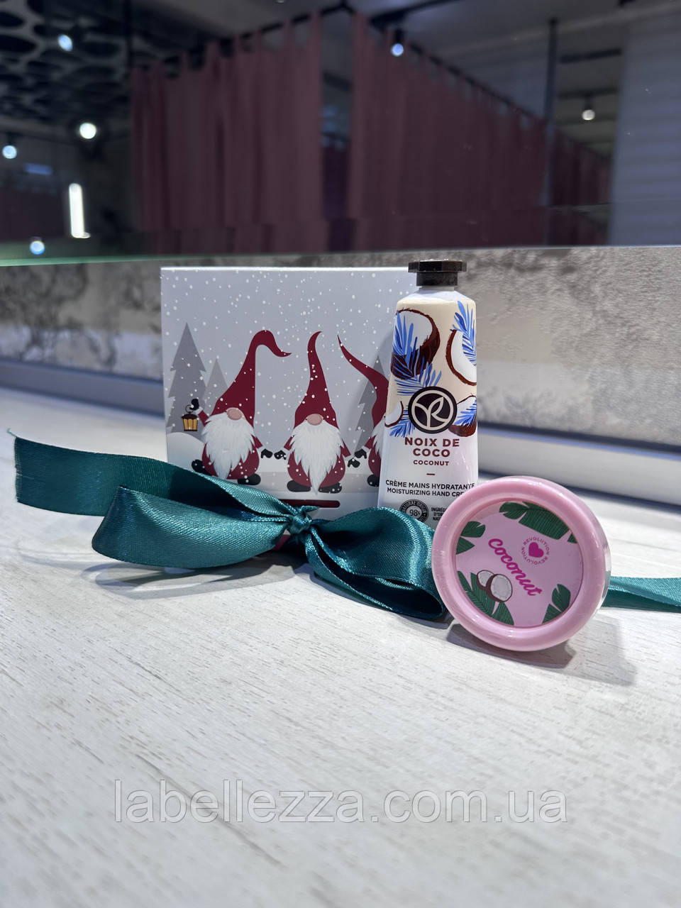 Набір Кокос в подарунковому пакуванні: скраб для губ Makeup Revolution, крем для рук Yves Rocher