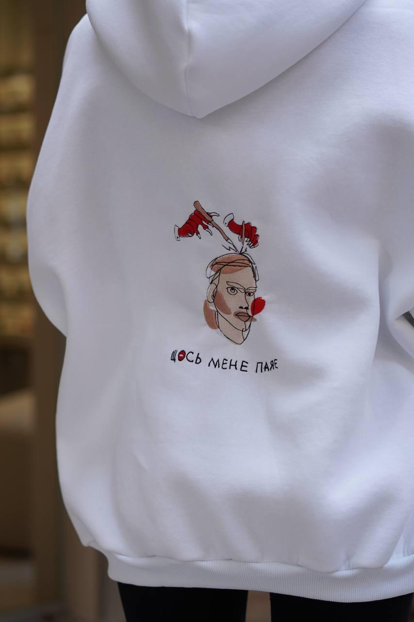 Худі жіночий «Щось мене паяє» з вишивкою Модель: 4960-639 Колір: білий, синій, малина, фото 1