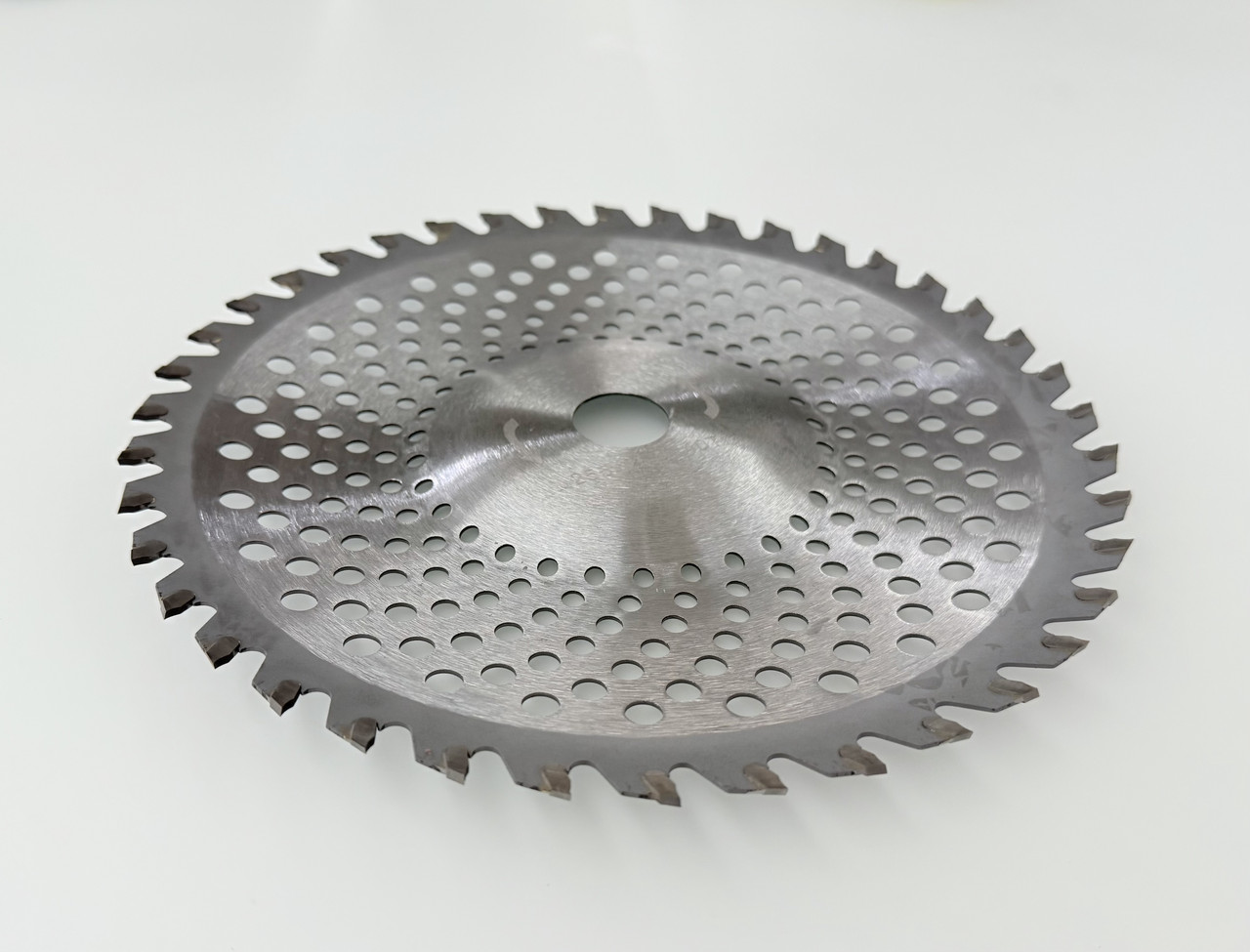 Диск на тример, мотокосу 255 мм, 40 зубів, посадка 25,4 мм, вигнутий, з посиленою твердосплавною (побідитовою) напайкою