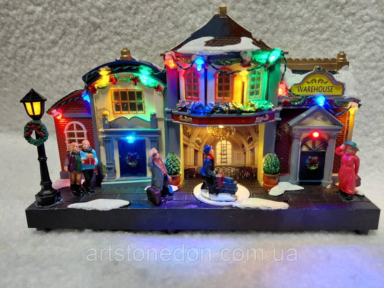 Різдвяна інсталяція Готель Christmas Village з LED-підсвічуванням, музикою та рухомою фігуркою — 30×20×10 см, фото 1