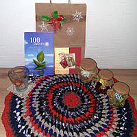 Новорічний подарунок для мами, свекрухи - килимок, книга-антистрес «100 притч», чашка «Мамина», чай липовий і м'ята-меліса, мед