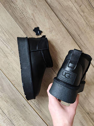 Угги Черные UGG мини короткие на высокой подошве кожаные с натуральной шкрстью внутри, фото 4