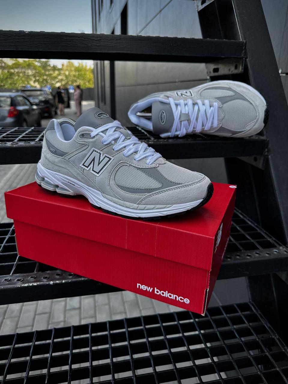Чоловічі кросівки New Balance 2002R світло-сірі замшеві повсякденні, фото 1