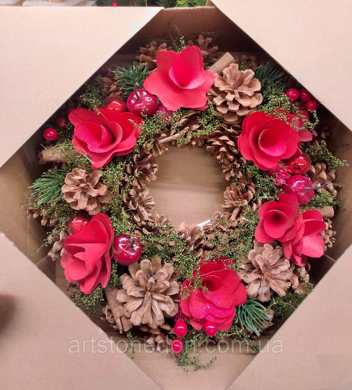 Новорічний вінок із шишок і червоних декоративних квітів — 30 см, фото 1