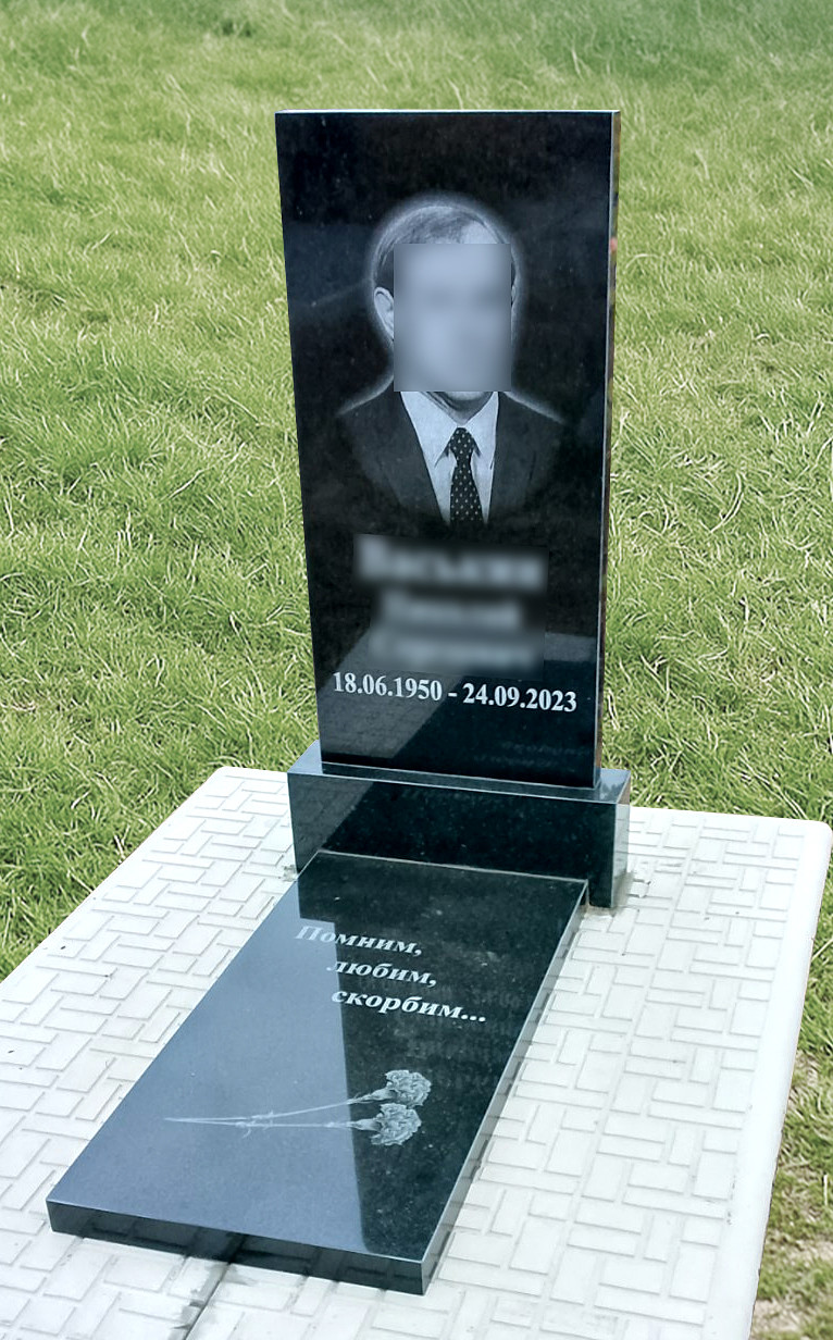 Пам'ятник на могилу із граніту з надгробною плитою (100*50*5) О-213