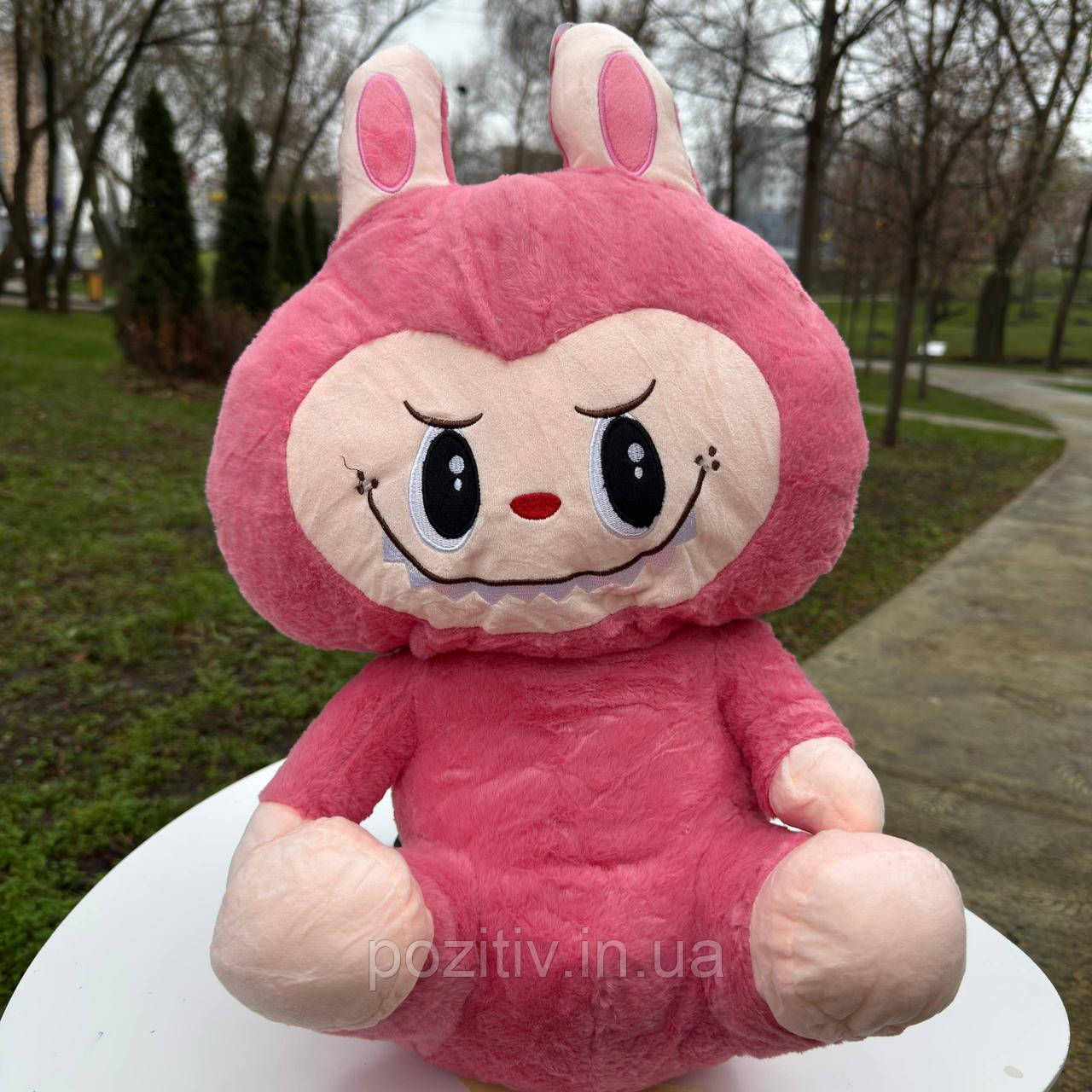 Подушка з пледом у формі іграшки Лабуба — рожевий плюш 55×30 см, фото 1