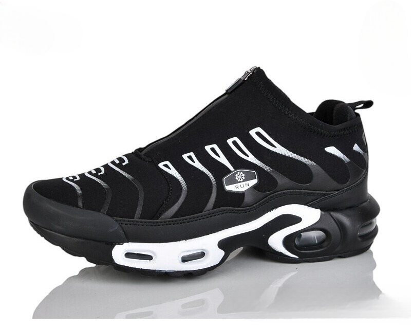 Стильні чоловічі  термо кросівки  чорного кольору з білими вставками, фото 1