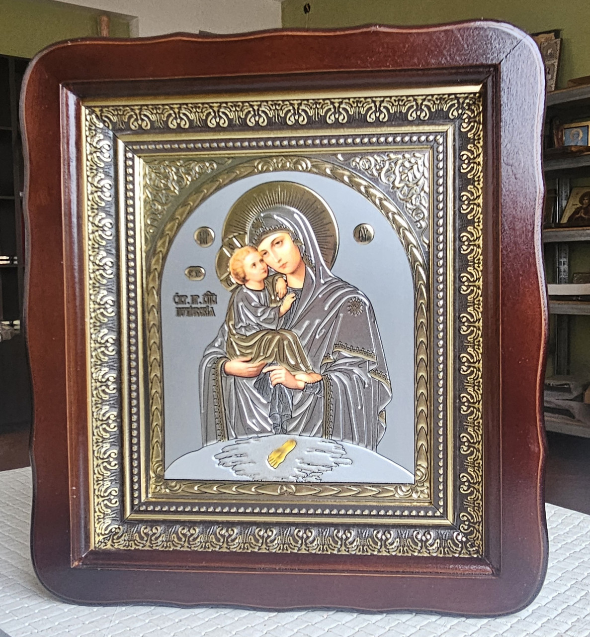 Ікона Пресвята Богородиця Почаївська у темному дерев'яному фігурному кіоті під склом, розмір кіота 26*23, сюжет 15*18., фото 1