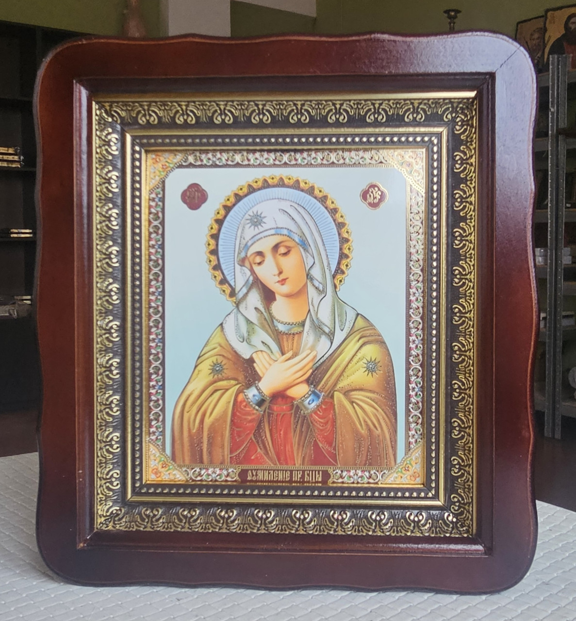 Ікона П.Б. Умилення в темному дерев'яному фігурному кіоті з декоративними куточками, розмір кіота 26*23, сюже 15*18, фото 1