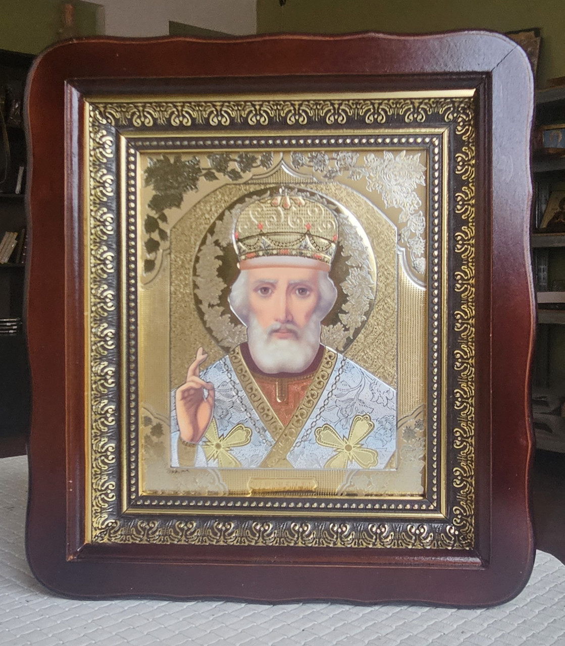 Ікона Святитель Миколай Чудотворець у темному фігурному кіоті під склом, розмір кіота 26*23, сюжет 15*18., фото 1