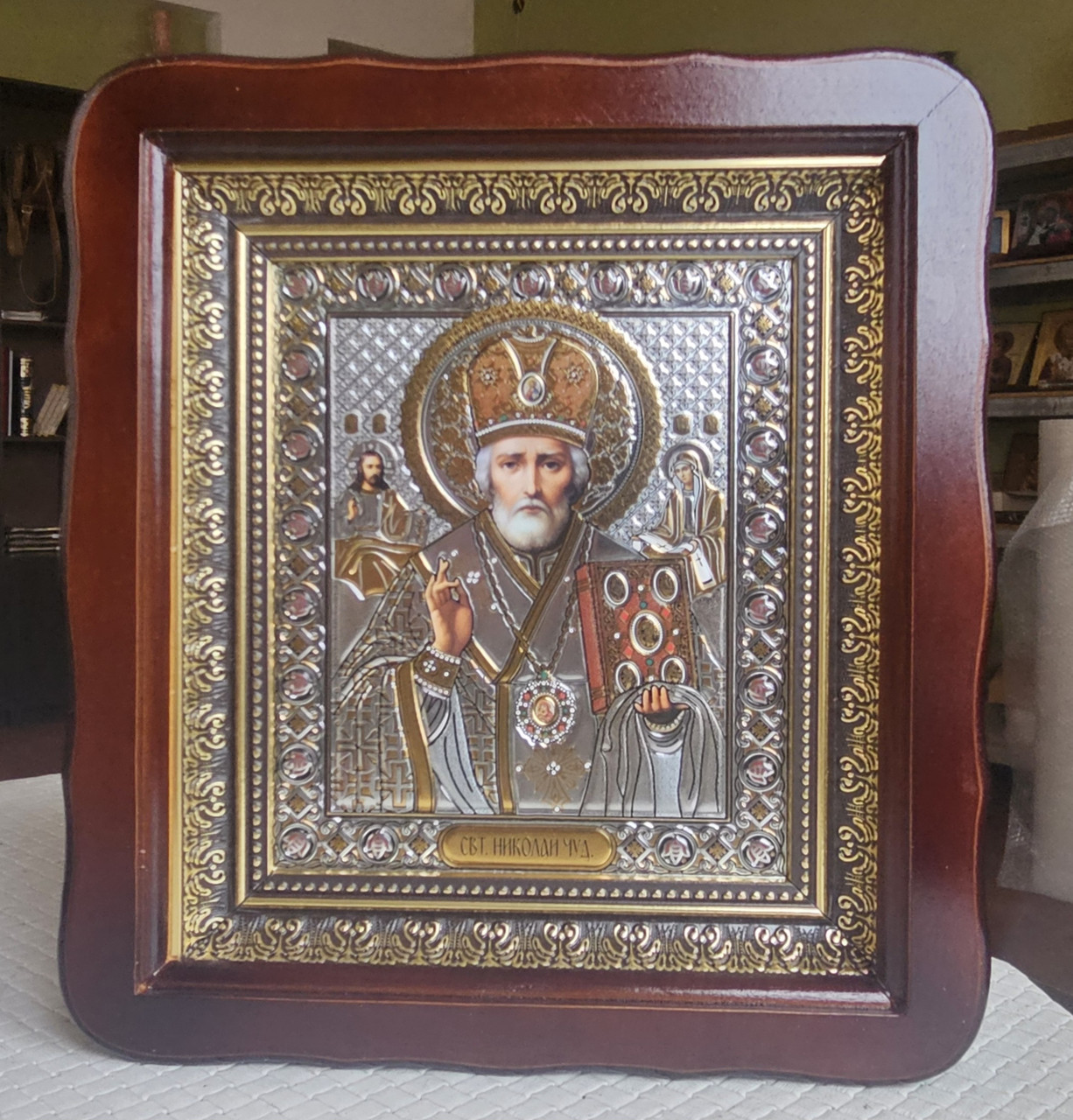 Ікона Святий Миколай Чудотворець під срібло у темному фігурному дерев'яному кіоті під склом, кіот 26*23, сюжет 15*18., фото 1