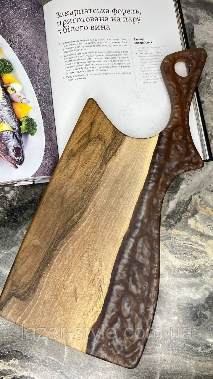 Дошка для нарізання з елементом епоксидної смоли коричневого кольору, фото 1