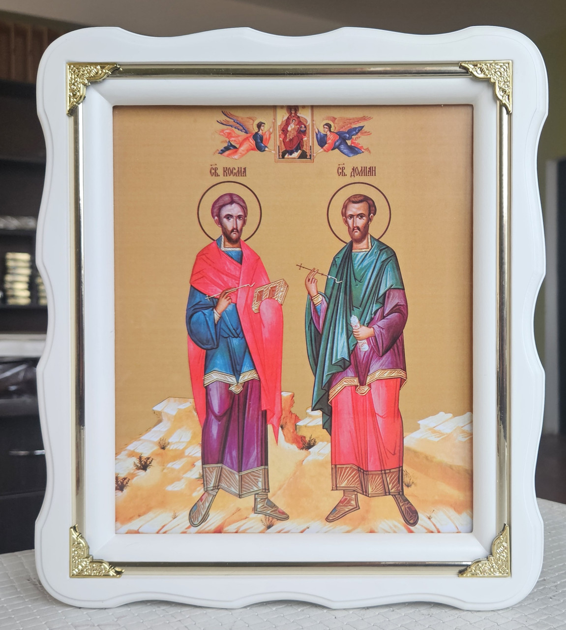 Ікона Святих Косьми та Даміана у білому фігурному дерев'яному кіоті під склом, розмір кіота 30*26, cюжет 20×24., фото 1