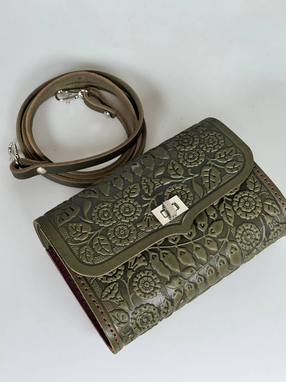 Шкіряна поясна сумка (2 в 1) з тисненим орнаментом "Незабудка", оливково-бордового кольору, 19х13х6 см, фото 1