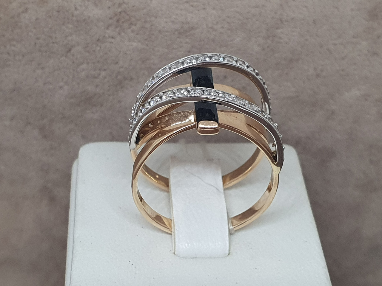 Золота каблучка з агатом та фіанітами.  379602 19,5