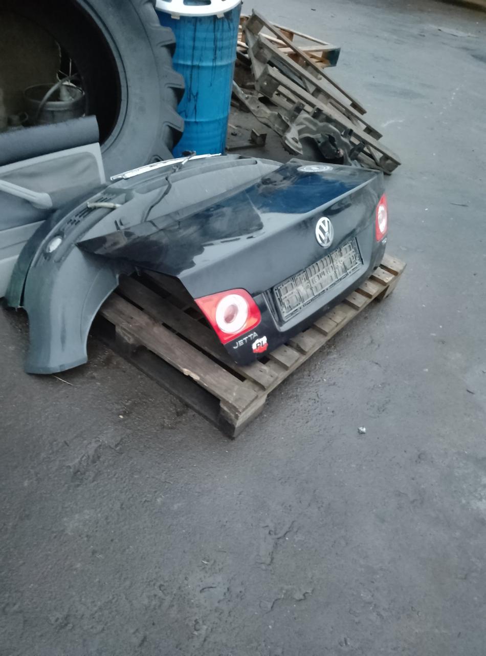 Вітаю зацікавлених на авто розборці Чемпіон !!!<br />
 Предметом оголошення є&nbsp;Кришка Багажника Volkswagen Jetta 5 седан Ціна вказана за голу кришку!<br />
 Фактичний стан на фото. Гарантія 14 днів на встановлення та перевірку<br />
 Висилаємо по всій Україні по передоплаті на транспортні витрати!<br />
 Наявність та асортимент на складі постійно змінюються.<br />
 Точні деталі уточняйте по телефону +380973363743 — фото 3